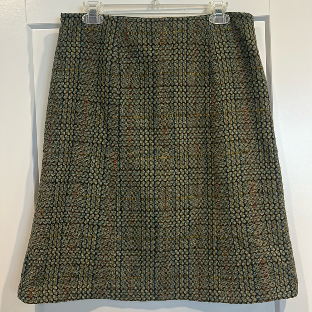 NWT! Beautiful Cabi wool skirt. Lined. size 8.